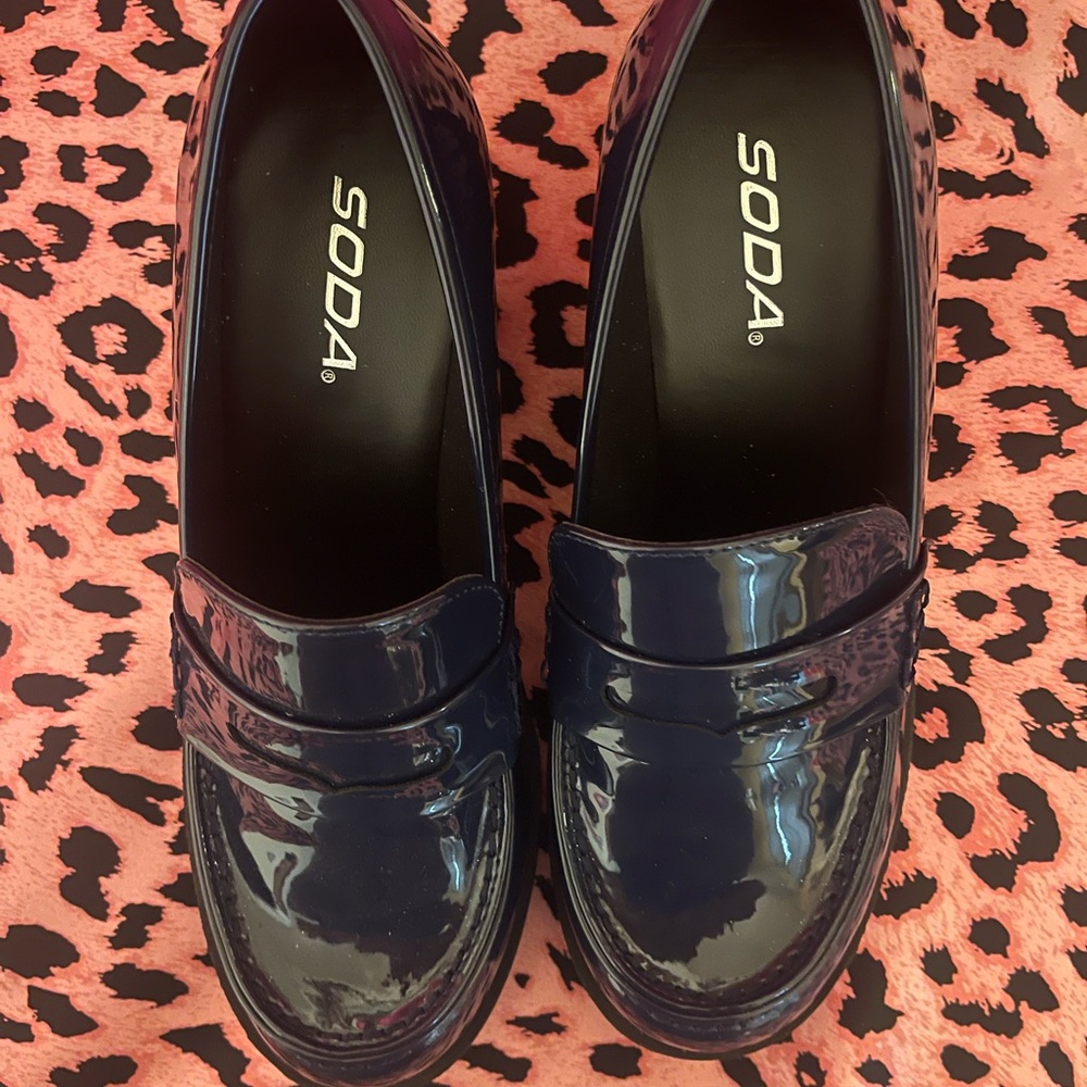 Soda Women's Glossy Blue Flats